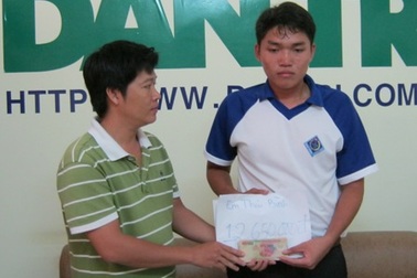Hơn 12 triệu đồng đến với “cậu sinh viên nghèo bán nến, …”