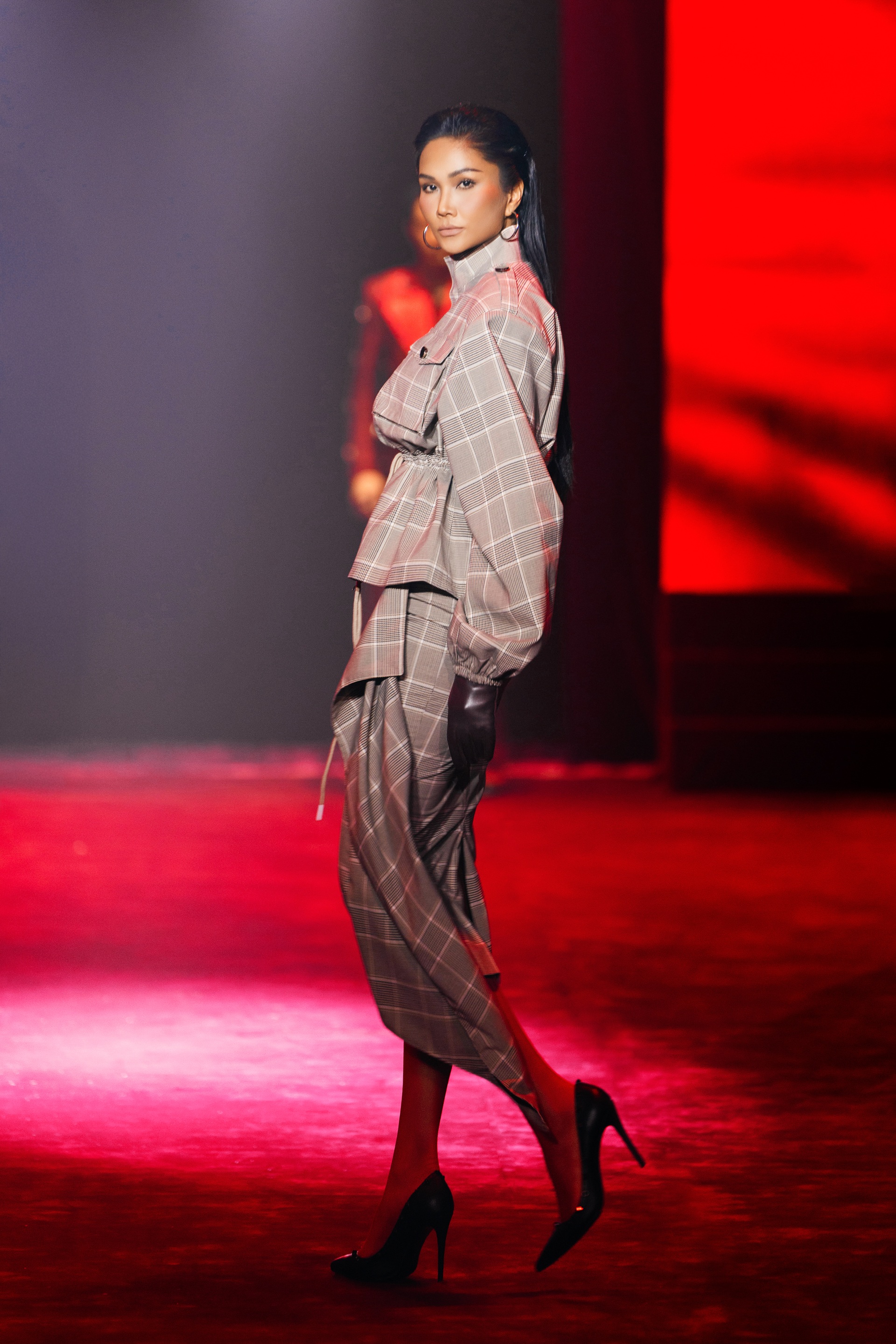 HHen Niê gör comeback på catwalken, hennes skönhet som nybliven mamma drar till sig uppmärksamhet - 2 HHen Niê tái xuất sàn diễn, nhan sắc mẹ bỉm sữa gây chú ý - 2