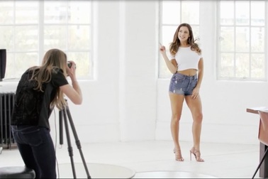 Kelly Brook quyến rũ khi chụp hình