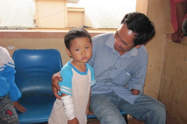 Bé trai 4 tuổi bị vỏ đạn nổ găm vào tay