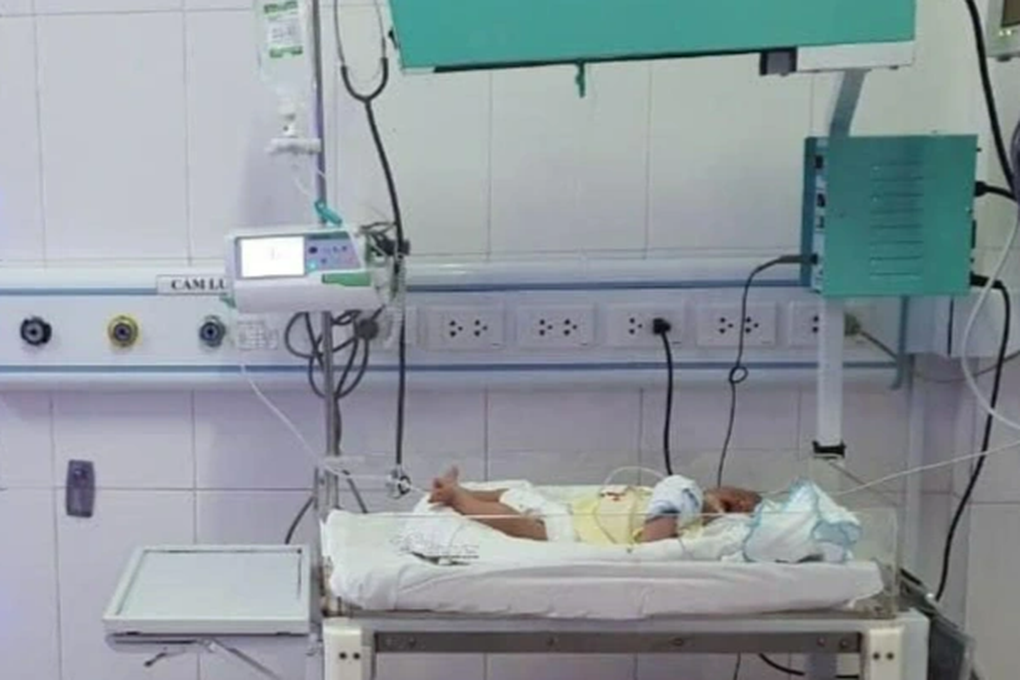 Bịt kín mặt, lén lút bế bé trai còn nguyên dây rốn vào bệnh viện rồi bỏ lại - 1 Bịt kín mặt, lén lút bế bé trai còn nguyên dây rốn vào bệnh viện rồi bỏ lại - 1