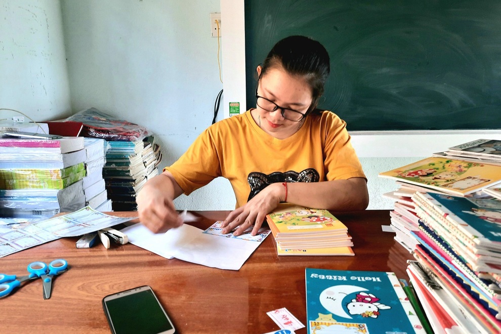 Buổi học đầu tiên, cô giáo cắt tóc cho học trò, nấu đãi các em món mì Quảng - 3 Buổi học đầu tiên, cô giáo cắt tóc cho học trò, nấu đãi các em món mì Quảng - 3