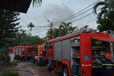 Công ty sơn bốc cháy ngùn ngụt trong mưa