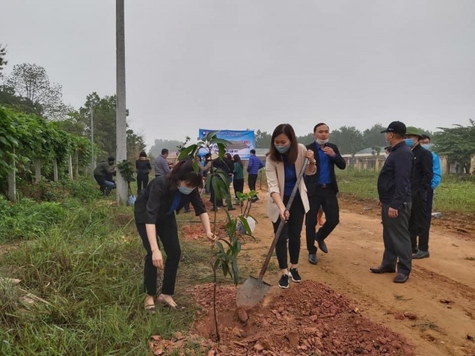 Cán bộ, đoàn thanh niên Trung tâm tham gia phong trào trồng cây bóng mát, cây ăn quả xung quanh cơ quan để từng bước phủ xanh khuôn viên đơn vị