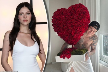 Vợ chồng "cậu cả" Brooklyn Beckham tận hưởng hạnh phúc vợ chồng son