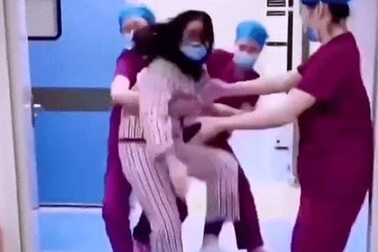 Cửa tử nơi phòng sinh và thước đo lòng thương vợ của các ông chồng