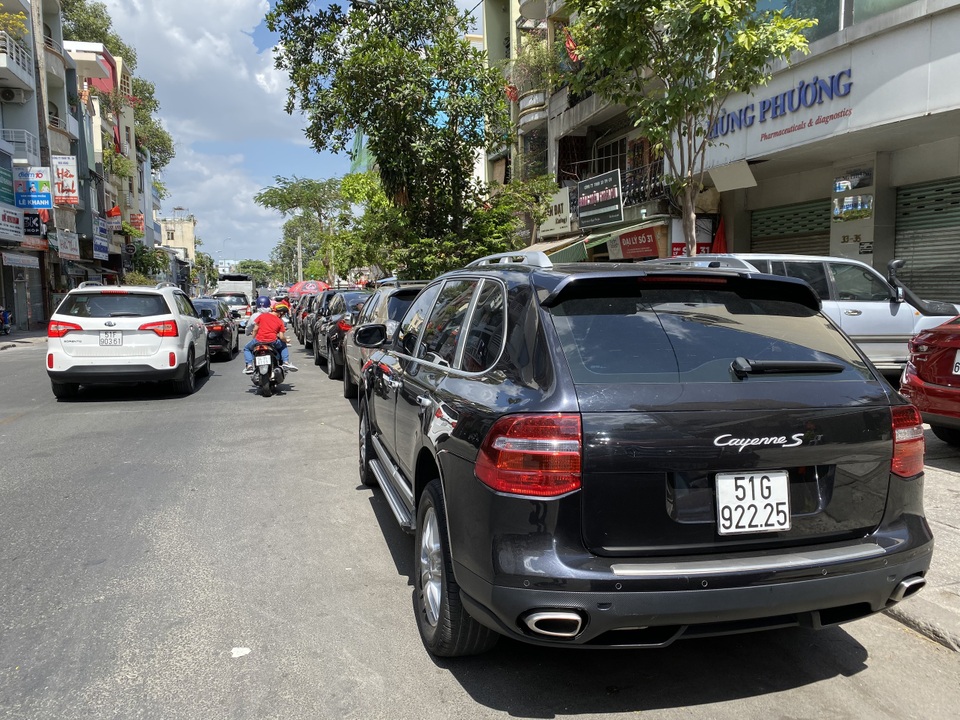 Người đi lễ bị chặt chém phí gửi xe, điểm trông giữ hốt bạc ngày Tết - 11 Người đi lễ bị chặt chém phí gửi xe, điểm trông giữ hốt bạc ngày Tết - 11