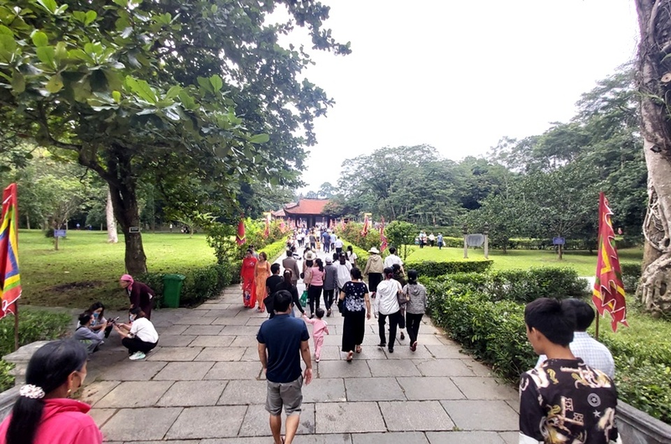 Hàng nghìn người hành hương về Khu di tích quốc gia đặc biệt Lam Kinh - 14 Hàng nghìn người hành hương về Khu di tích quốc gia đặc biệt Lam Kinh - 14