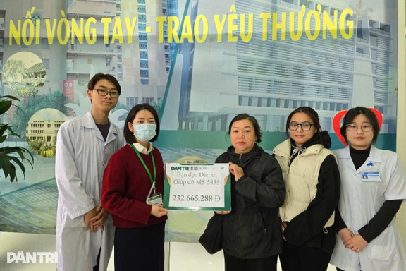 Trao hơn 232 triệu đồng đến người mẹ khánh kiệt vì cứu con