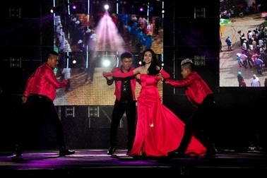 Thủy Tiên “cháy” cùng khán giả Đà Nẵng trong thời khắc đón năm mới