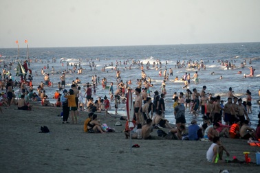 Biển Sầm Sơn đông nghịt người trong cái nắng như thiêu như đốt