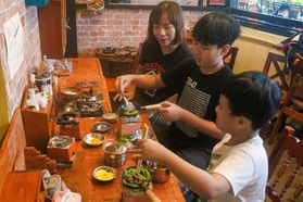 Tiệm cà phê cho khách "chơi đồ hàng", nấu ăn thật gây sốt tại TPHCM