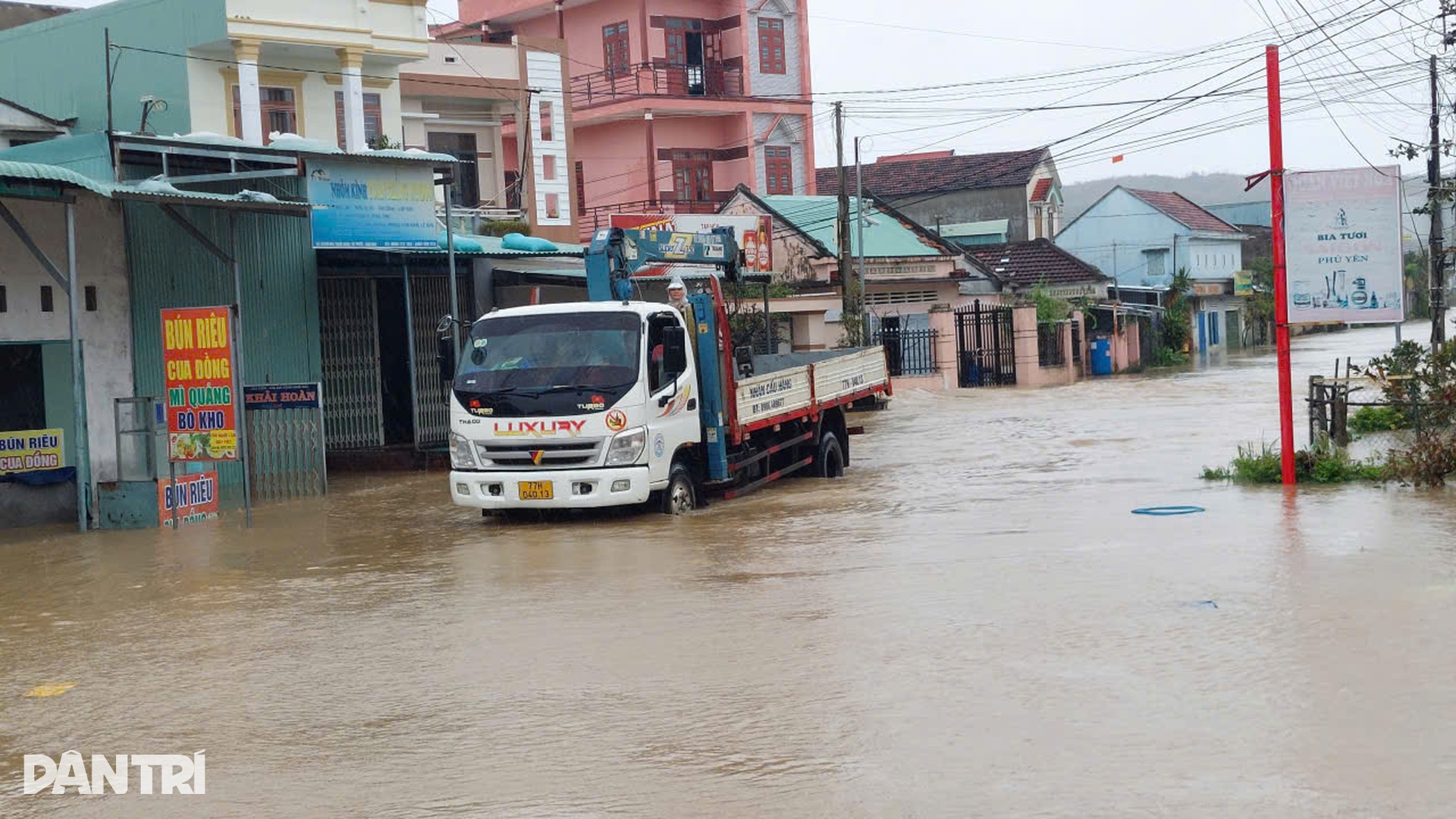 Nước ngập gần tới nóc nhà, người dân Gia Lai kêu cứu - 10