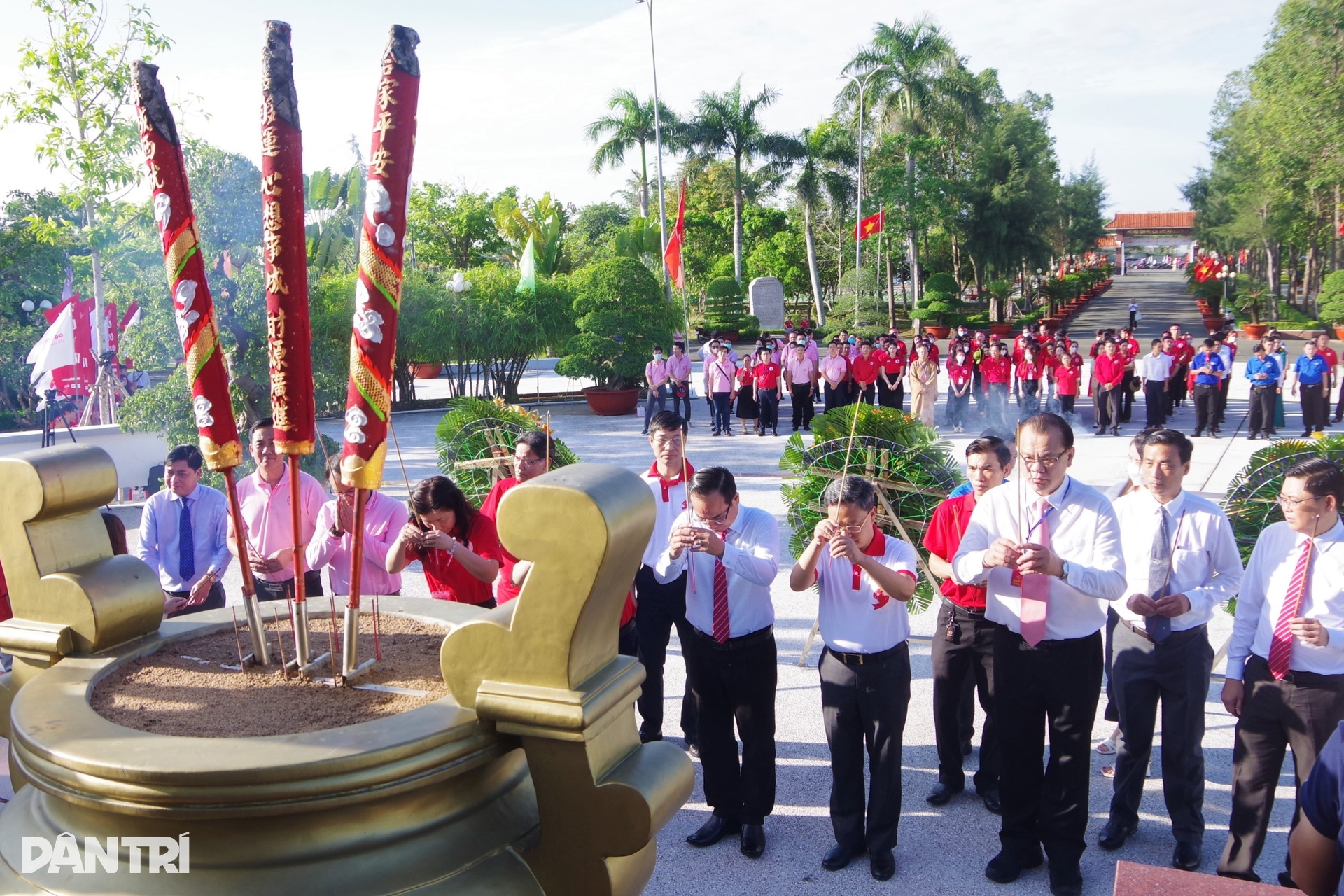 Hàng nghìn người rước đuốc diễu hành, hiến máu nhân đạo ở Bạc Liêu - 8 Hàng nghìn người rước đuốc diễu hành, hiến máu nhân đạo ở Bạc Liêu - 8
