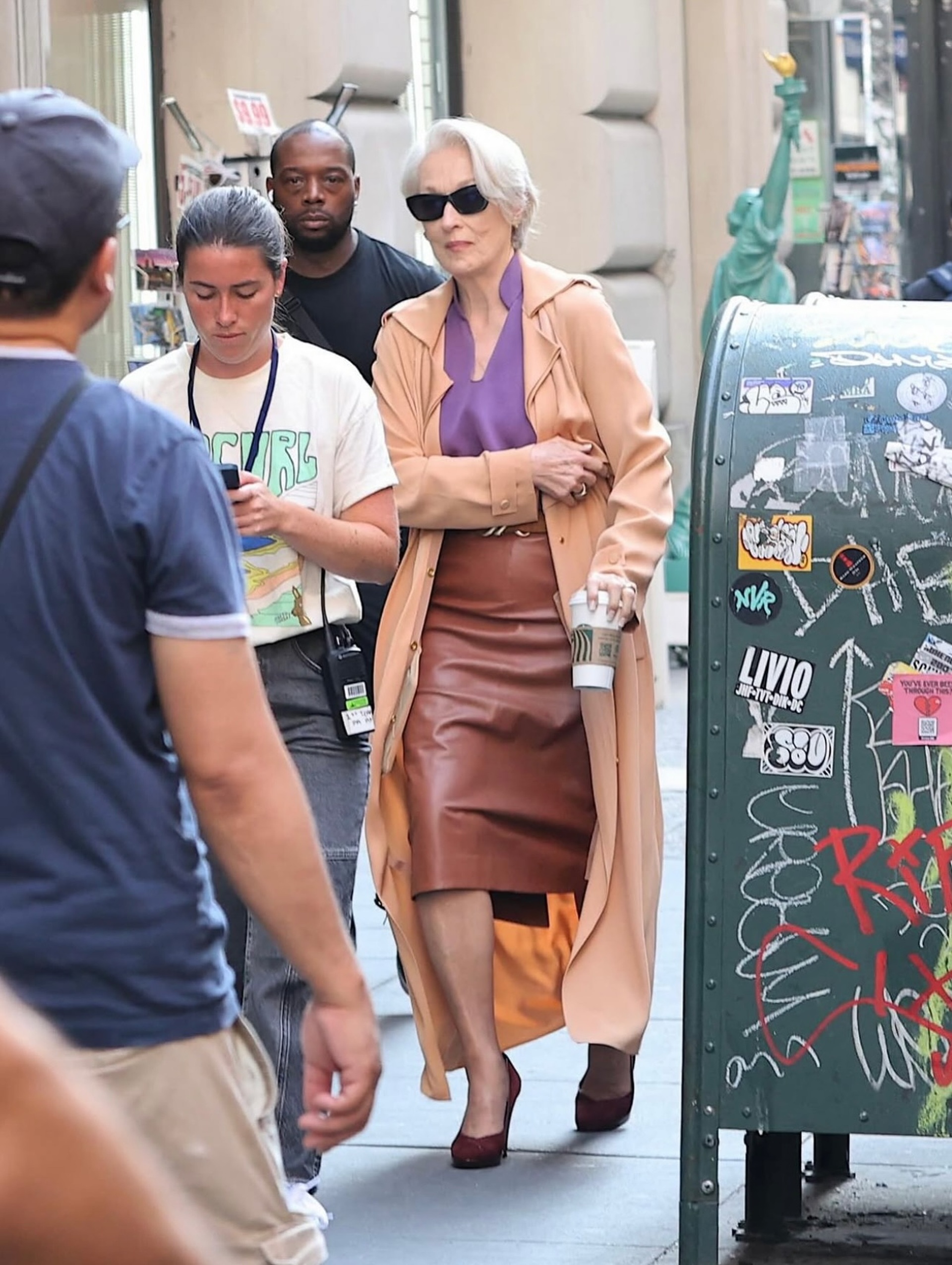 “Yêu nữ thích hàng hiệu” 76 tuổi diện áo của thương hiệu Việt đóng phim - 8 “Yêu nữ thích hàng hiệu” 76 tuổi diện áo của thương hiệu Việt đóng phim - 8