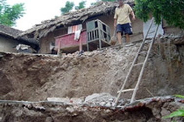 Phú Thọ: Sạt lở bờ sông, dân kêu trời