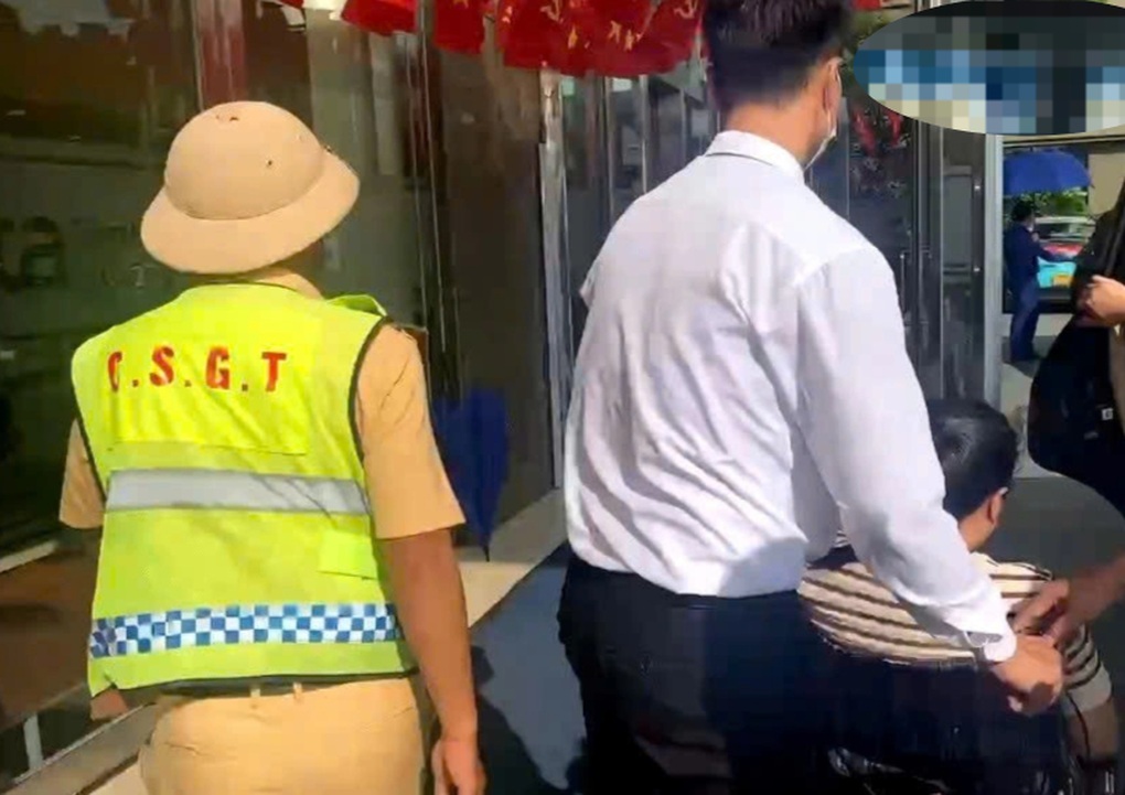 CSGT mở đường, hỗ trợ bà bầu đang chuyển dạ tới bệnh viện kịp thời - 2 CSGT mở đường, hỗ trợ bà bầu đang chuyển dạ tới bệnh viện kịp thời - 2