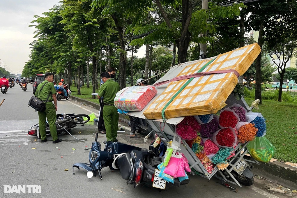 Đứng bán hoa bên đường, người phụ nữ bị xe máy tông tử vong ở TPHCM - 1 Đứng bán hoa bên đường, người phụ nữ bị xe máy tông tử vong ở TPHCM - 1