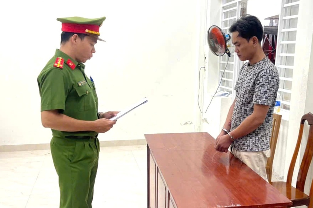 Nghi vợ ngoại tình, chồng tưới xăng lên người tình địch đòi phóng hỏa - 1 Nghi vợ ngoại tình, chồng tưới xăng lên người tình địch đòi phóng hỏa - 1