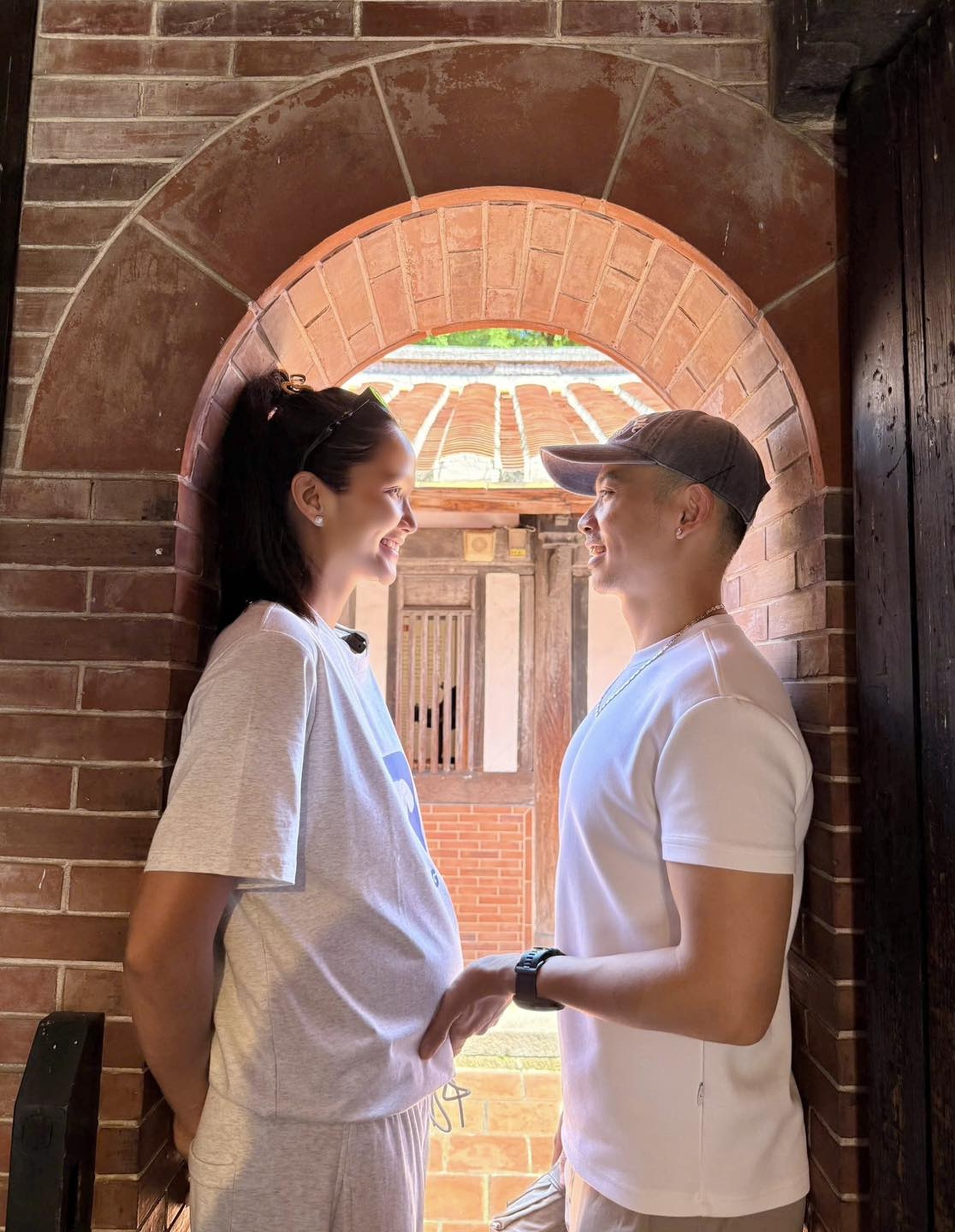 H’Hen Niê nói gì khi bầu vượt mặt vẫn mặc gợi cảm, đi giày cao gót? - 1 H’Hen Niê nói gì khi bầu vượt mặt vẫn mặc gợi cảm, đi giày cao gót? - 1