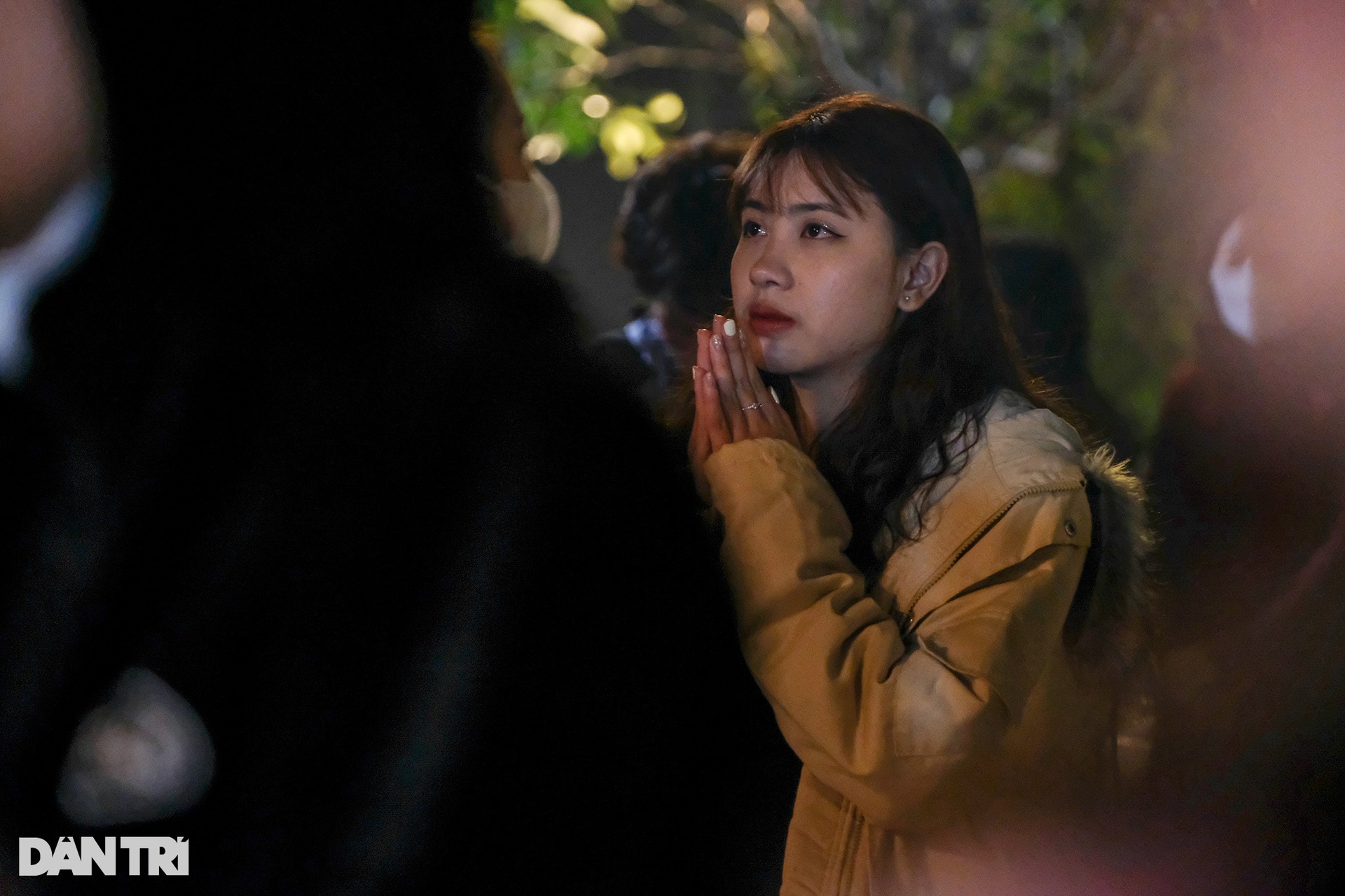 Người dân nô nức đi xin lộc, cầu may tại đền thờ Thánh Gióng đêm giao thừa - 3 Người dân nô nức đi xin lộc, cầu may tại đền thờ Thánh Gióng đêm giao thừa - 3
