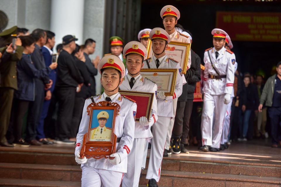 Thủ tướng viếng 3 liệt sĩ hy sinh ở Đồng Tâm - 9 Thủ tướng viếng 3 liệt sĩ hy sinh ở Đồng Tâm - 9