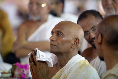 Triệu phú Ấn Độ bỏ hết tài sản đi tu