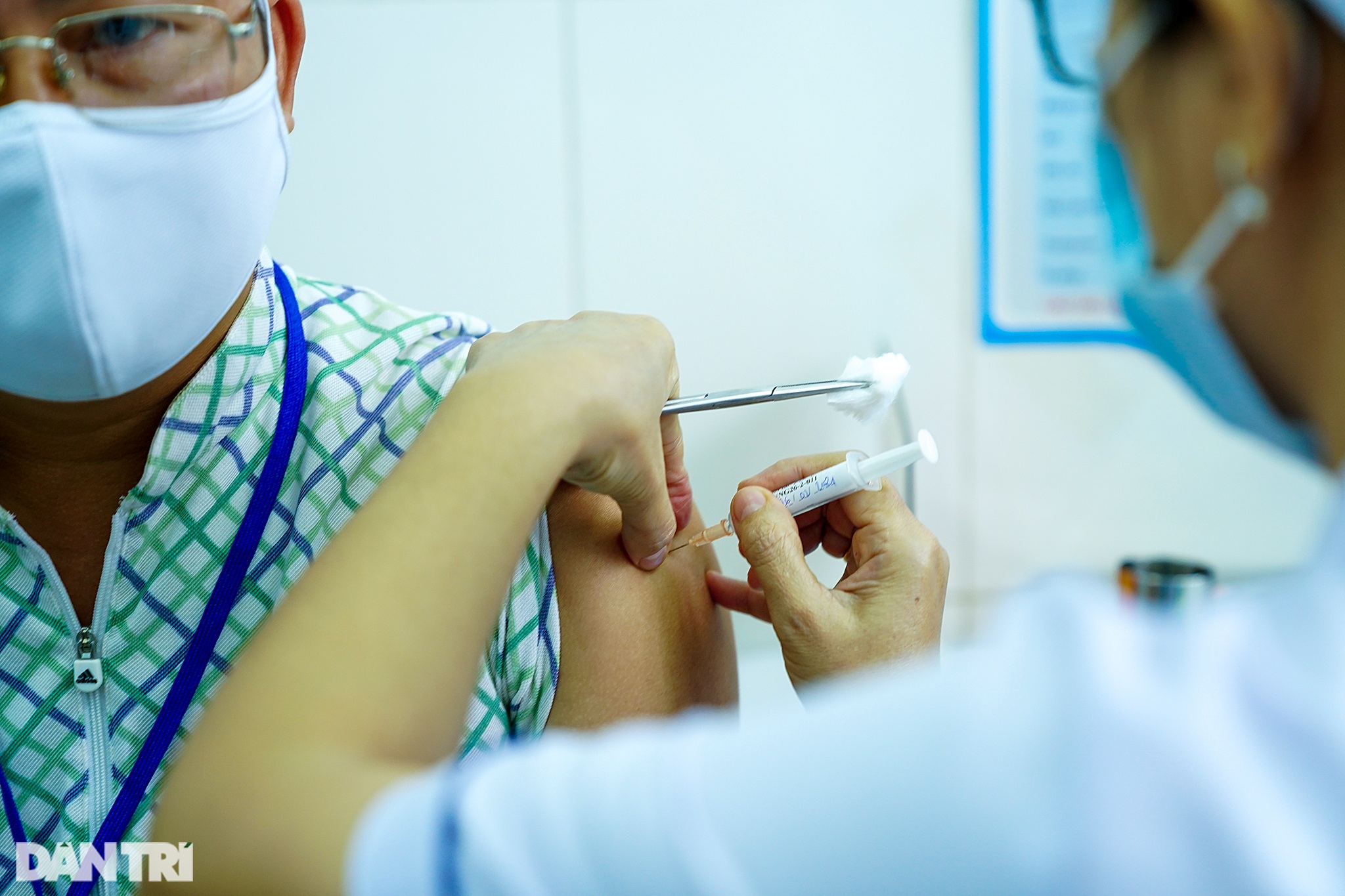Tình nguyện viên: Không ra tuyến đầu thì góp công thử nghiệm vắc xin - 12 Tình nguyện viên: Không ra tuyến đầu thì góp công thử nghiệm vắc xin - 12