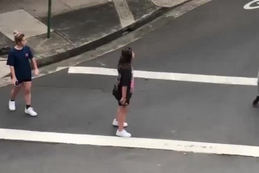 Phẫn nộ clip hai cô gái gốc Việt bị tấn công và kỳ thị tại Úc