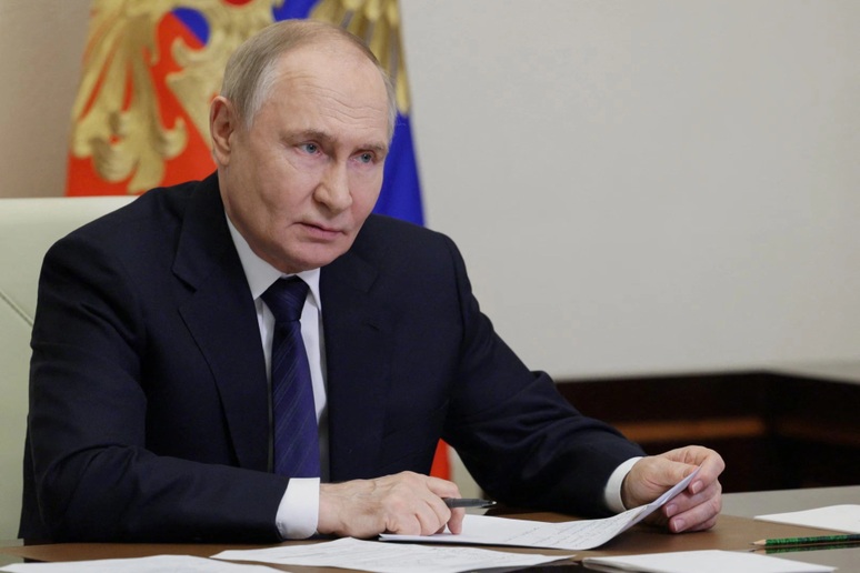 Tổng thống Putin: Nga sẽ cắt giảm chi tiêu quân sự 3 năm tới