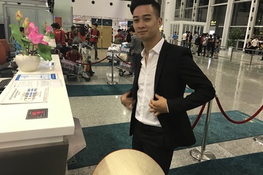 Slim V đưa nón lá qua trình diễn âm nhạc tại Asia Song Festival