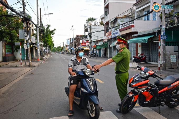 Người lao động phải mang thẻ và giấy phân công nhiệm vụ khi lưu thông trên đường - Ảnh 1.