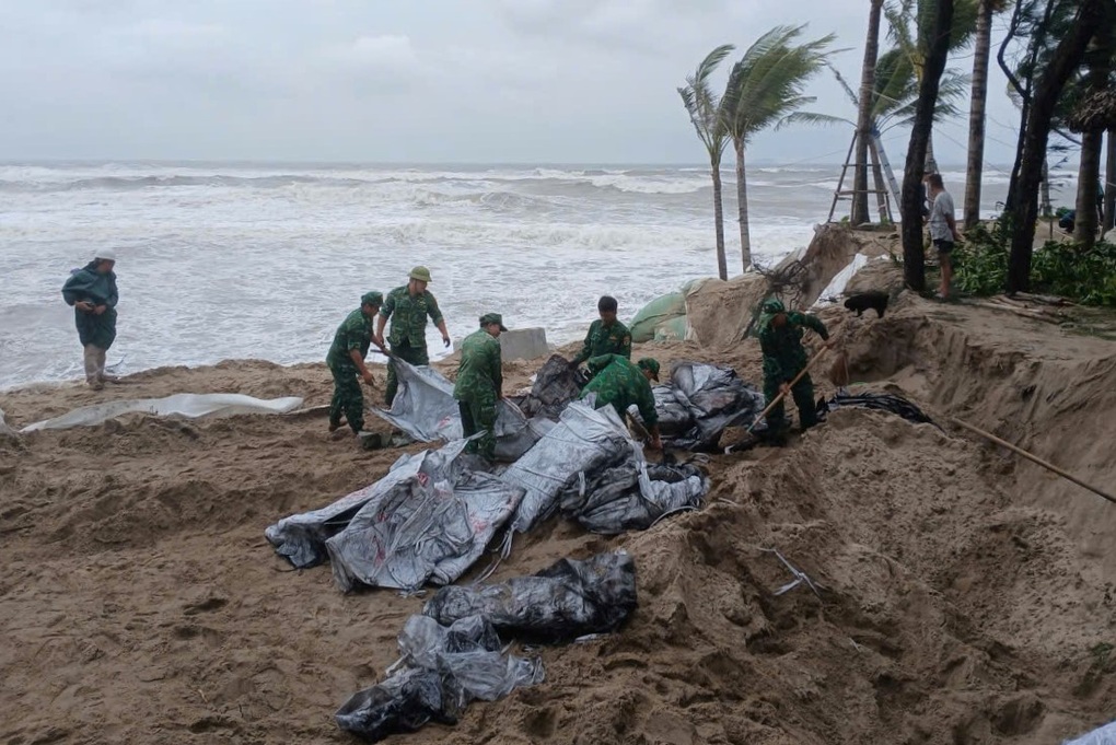 Bão Fengshen chưa vào, bờ biển ở Đà Nẵng đã sạt lở vì sóng - 1 Bão Fengshen chưa vào, bờ biển ở Đà Nẵng đã sạt lở vì sóng - 1