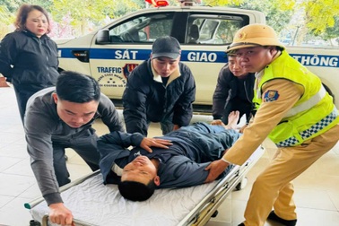 Cảnh sát giao thông dùng xe đặc chủng đưa người dân bị đột quỵ đi cấp cứu