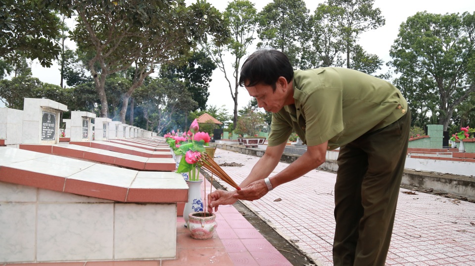 Người lính già đi khắp đất nước thắp nhang mộ liệt sĩ - 5 Người lính già đi khắp đất nước thắp nhang mộ liệt sĩ - 5