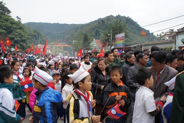 Hàng trăm người ùa ra đường đón 57 hài cốt liệt sĩ hy sinh tại Lào