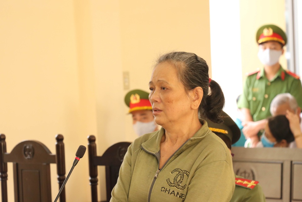 Người phụ nữ ngược đãi mẹ ruột 79 tuổi lãnh án 4 năm tù - 2 Người phụ nữ ngược đãi mẹ ruột 79 tuổi lãnh án 4 năm tù - 2