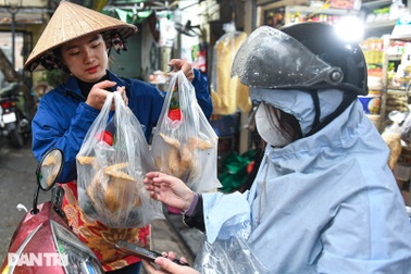 Chi tiền triệu mua đầu lợn luộc, gà cánh tiên cúng Rằm tháng Giêng ở Hà Nội