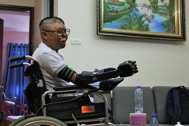 Chiến sĩ duy nhất sống sót vụ máy bay rơi hạnh phúc nhận đôi tay giả