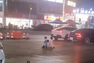 Cha ép 3 con quỳ giữa đường lúc 1h sáng, sự thật đằng sau gây phẫn nộ