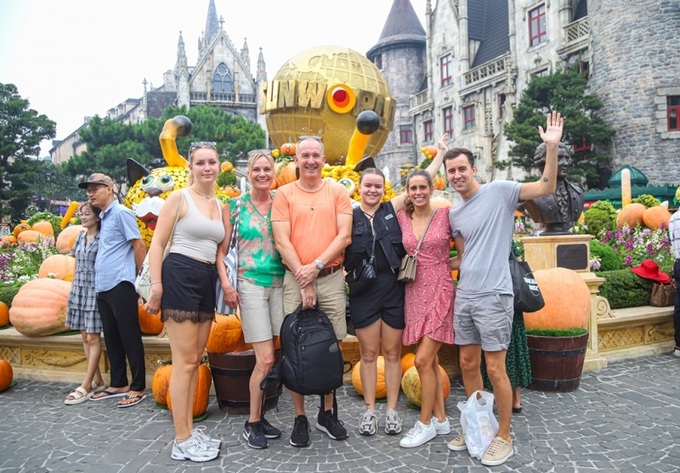 Du khách check in với tiểu cảnh bí ngô tại Sun World Ba Na Hills.