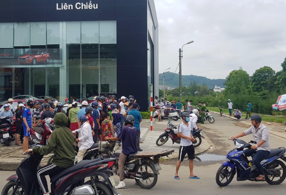 Thi thể phụ nữ dưới kênh là người vắng mặt trong vụ cháy nhà 2 ngày trước - 2 Thi thể phụ nữ dưới kênh là người vắng mặt trong vụ cháy nhà 2 ngày trước - 2