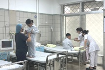 Cháy chung cư mini ở Hà Nội: Em bé một mình ở bệnh viện vỡ òa tìm được mẹ