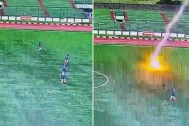 Cầu thủ ở Indonesia bất ngờ bị sét đánh tử vong khi đang thi đấu