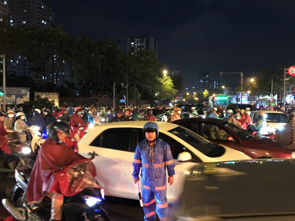 Đường phố Hà Nội ùn tắc kéo dài hàng cây số sau cơn mưa lớn chiều tan tầm - 2 Đường phố Hà Nội ùn tắc kéo dài hàng cây số sau cơn mưa lớn chiều tan tầm - 2