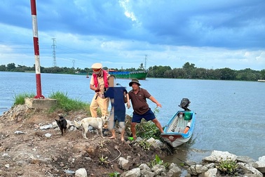 Cảnh sát giao thông cứu phụ nữ nhảy cầu Bến Lức