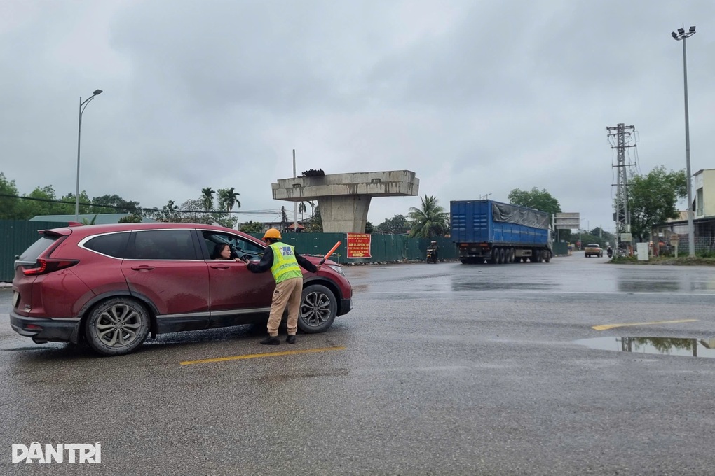 Xe tải lật chắn ngang đường, cao tốc Cam Lộ - La Sơn ách tắc nghiêm trọng - 2 Xe tải lật chắn ngang đường, cao tốc Cam Lộ - La Sơn ách tắc nghiêm trọng - 2