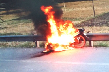 Xe máy cháy đùng đùng trên Quốc lộ 18