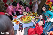 Người dân chen chân nếm đặc sản xôi ngon bậc nhất Hà Nội