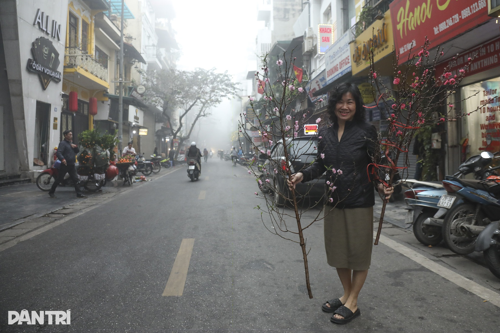 Hiện tượng thời tiết lạ, mây dày đặc bao trùm phố cổ Hà Nội - 4 Hiện tượng thời tiết lạ, mây dày đặc bao trùm phố cổ Hà Nội - 4
